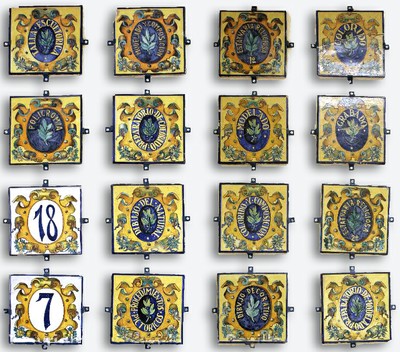 Azulejos con denominación de aulas de la Escuela Superior de Bellas Artes de Santa Isabel de Hungría
